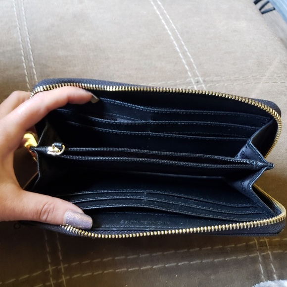 Michael Kors Large Wallet - Picture 5 of 5